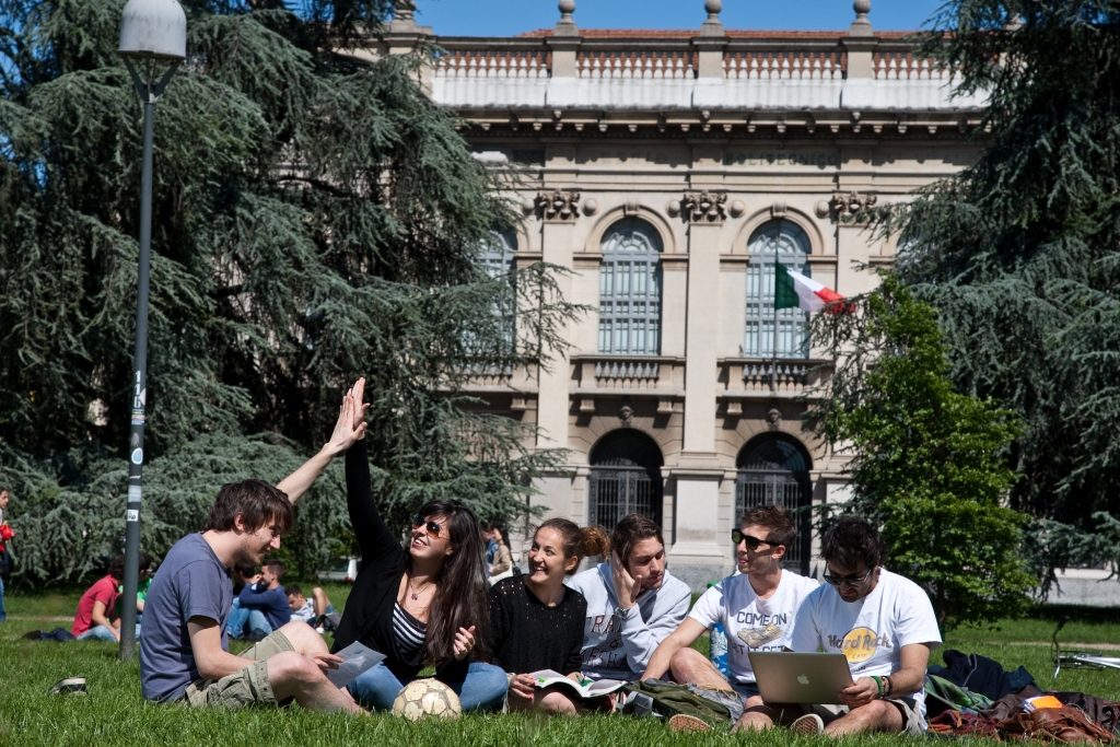 Студенты Politecnico di Milano отдыхают на газоне кампуса