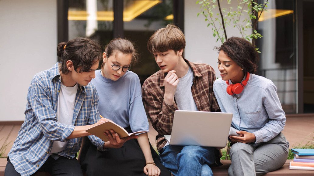 Студенты Università degli Studi di Milano занимаются вместе с ноутбуком и книгами
