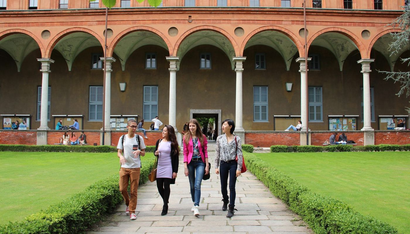 Студенты во дворе Università Cattolica del Sacro Cuore в Милане
