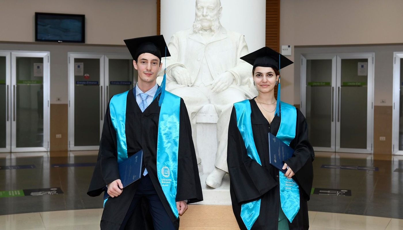 Выпускники Politecnico di Milano в мантиях с дипломами